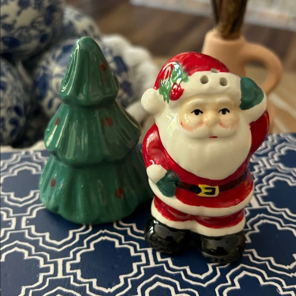 NEW! Christmas Holiday Santa Claus & Christmas Tree Ceramic Salt Pepper Shaker